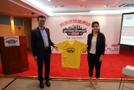 在活动现场，赵逸泉先生和王蔚女士共同向与会嘉宾展示了一件特别定制的纪念T恤，以此见证双方为推动全民健身这一共同目标而即将开始的通力协作！