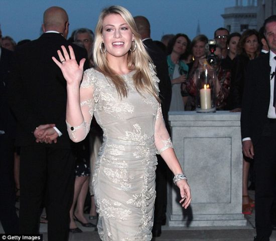 ac米兰的武媚娘传奇:绯闻艳妇执掌红黑王权