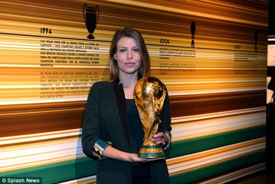 ac米兰的武媚娘传奇:绯闻艳妇执掌红黑王权