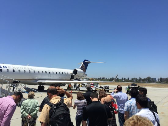 从旧金山换乘支线客机去SANTA ANA。