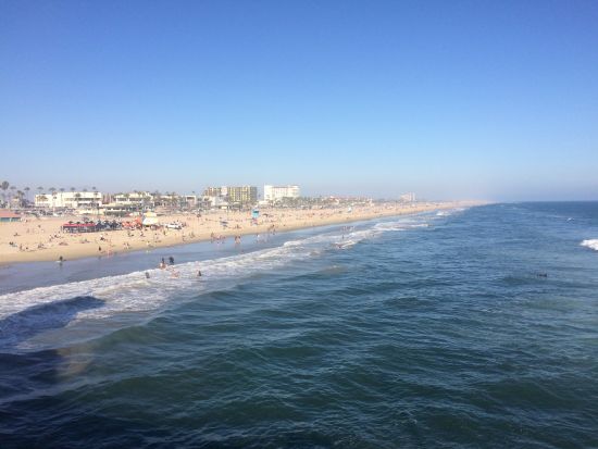 从长桥顶端餐厅回望小镇和海滩感觉十分舒适美好。