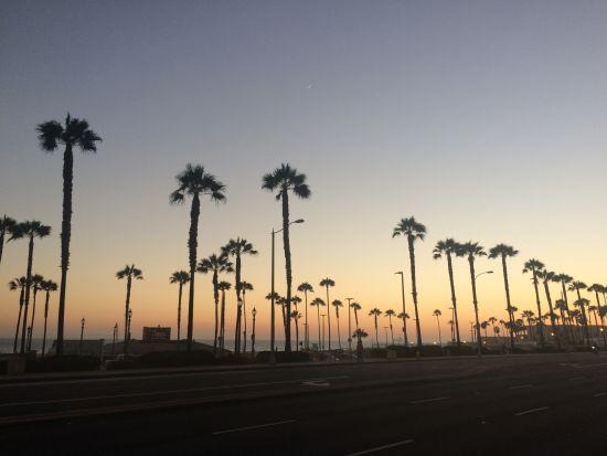 小镇公路在夕阳下宁静安详。