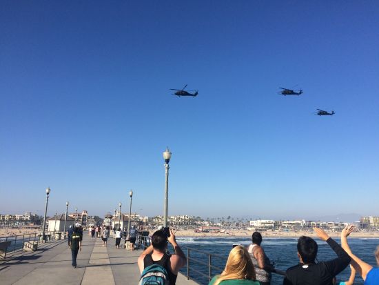 长桥上巡航直升机呼啸而过。