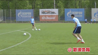 胡尔克踢碎足球