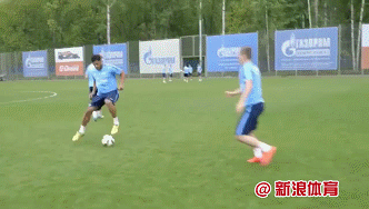 胡尔克一脚把队友踢飞