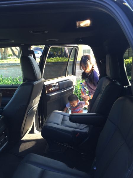 车内部照，每个座椅，都能让身高马大的成年人坐得很舒服。