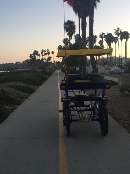 蔡英元和王鹏老师骑行的四轮自行车。