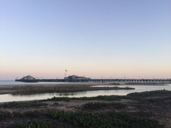 途经木质的码头长桥。