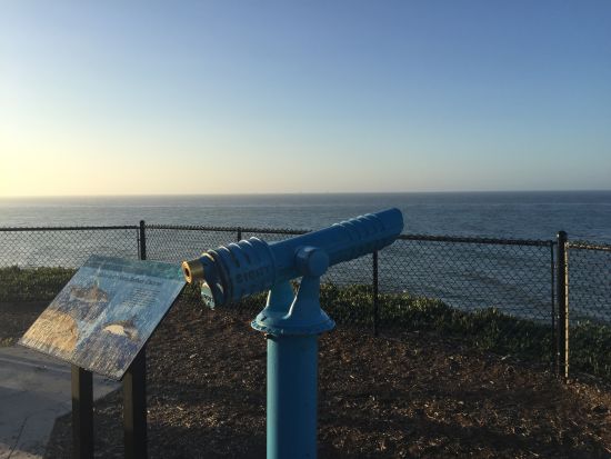 使用公园望远镜去探视远方群岛。