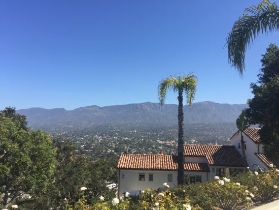 从山顶平台俯瞰小城。