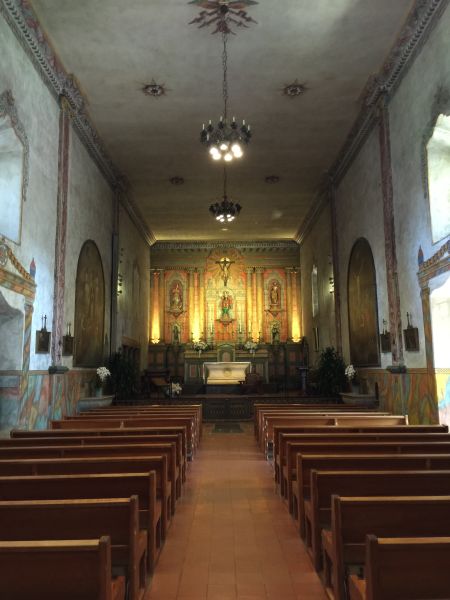 教堂内部庄重肃穆。