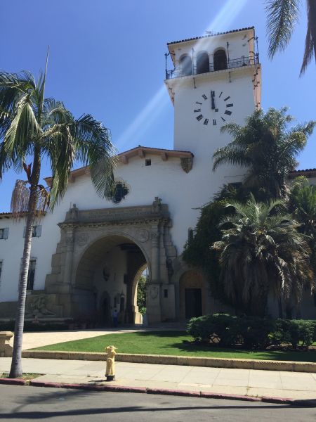 有美国最美法院之称的圣巴巴拉法院。