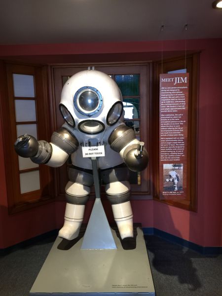 现代的潜水头盔是在圣巴巴拉发明的。