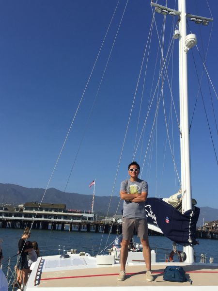 蔡英元在双体帆船上。