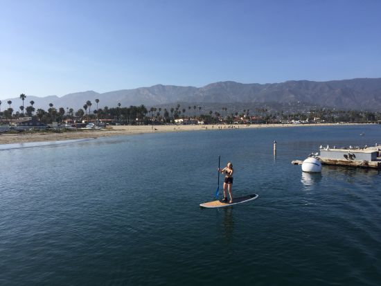 正在玩桨板的性感女郎。