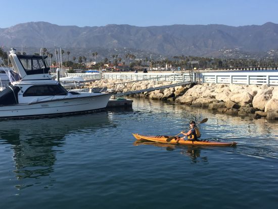 滑皮划艇的人。