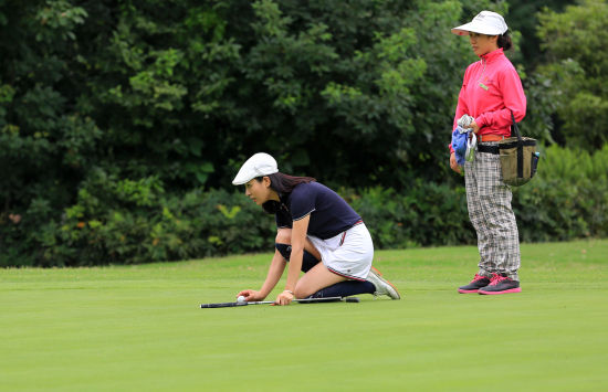 美女球员认真观察推击线