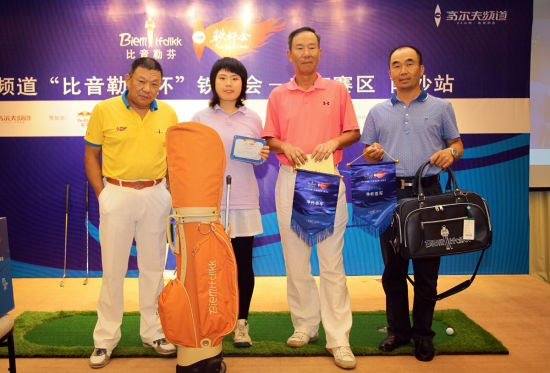 “比音勒芬杯”铁杆会广东赛区负责人许建平(左)为获奖球员颁奖