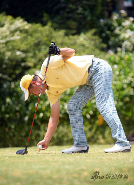 上届冠军球队队员刘永三也穿着比音勒芬杯铁杆会的定制衣服，蓄势待发