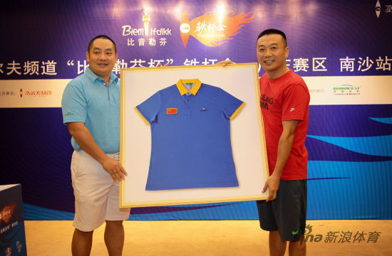 高尔夫频道专题部总监余智勇（左）为幸运选手颁发珍贵的国家队队服奖品