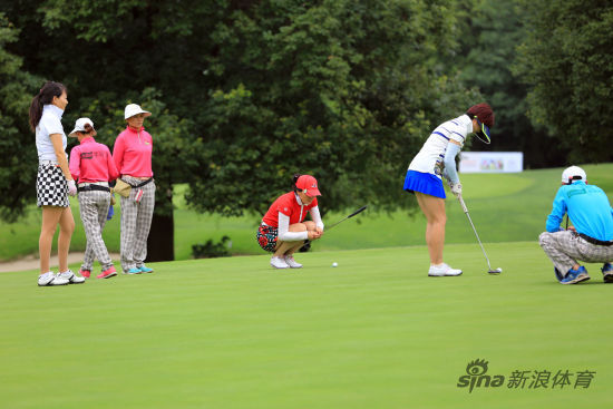 每位球友都非常认真，打好每一杆