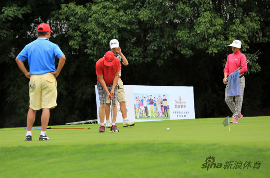 屏住呼吸，聚精会神推杆进洞