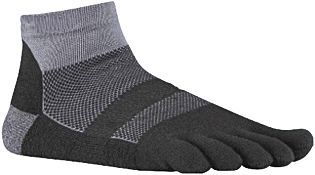 袜子 最好为毛巾底材质，如果习惯，五指袜也不错。