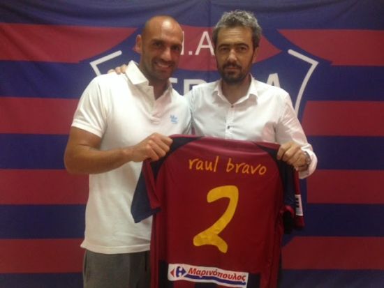 布拉沃还在踢球