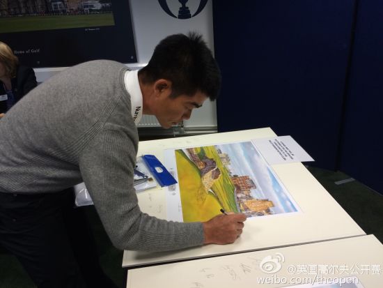 梁文冲为慈善海报签名