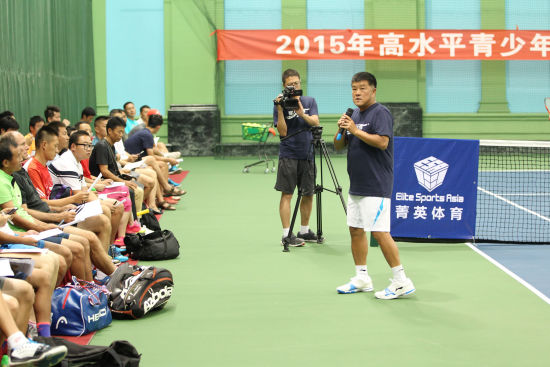 星河湾职业网球俱乐部执行长马伟开为参训教练员答疑解惑