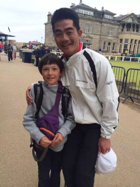 梁文冲与小球迷合影