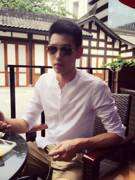 在场上司职接应,去年四川男排在接应位置上引入外援希迪贝,郜麒没有