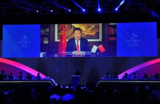 7月31日，在国际奥委会投票表决前，国家主席习近平通过视频向国际奥委会委员致辞。新华社记者 公磊 摄