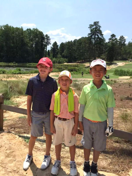 王泽栋(右)与同组选手合影