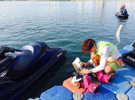 第二步：将抽水管两边分别接在摩托艇和飞板上