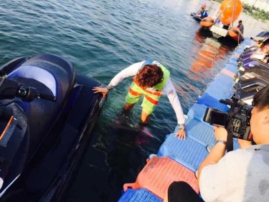 　　第三步：穿好装备后准备下水，掌握平衡是关键