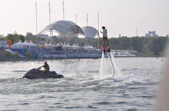 　　第四步：与水面摩托手势沟通控制高度