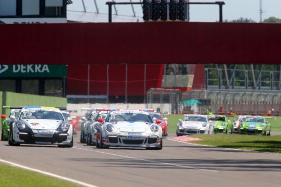 张大胜在意大利保时捷卡雷拉杯蒙扎站比赛中领跑