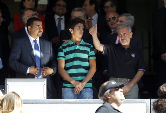 在伯纳乌看台观看比赛