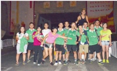 黄杰安（黑色背心者）幽默开朗的性格给队友带来很多欢乐。