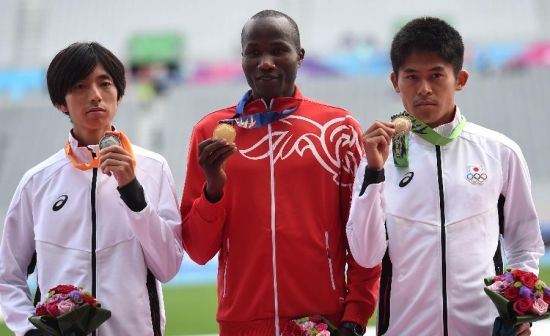 巴林选手第一次参加马拉松，一秒优势夺亚运冠军。