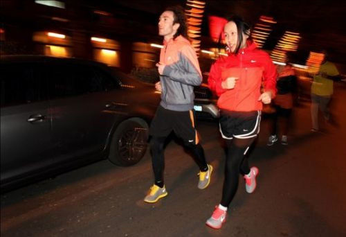 夜跑催生网络陪跑生意，安全陪跑需明确权责。