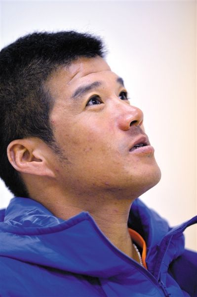  陈盆滨说，南极11级的大风，“打过来要人命”，他让摄影记者给自己受过冻伤的脸颊来个特写。