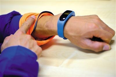 陈盆滨“点出”因汗水结冰导致的手腕冻伤处。