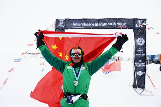 陈盆滨南极百公里夺冠高举国旗。