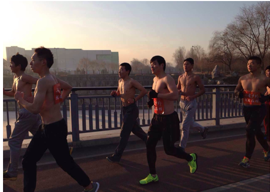 12月23日北京奥体森林公园出现一群裸跑男团。