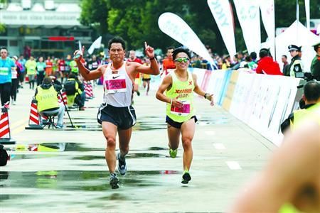 越来越多的中国人青睐跑步。