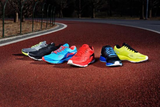 李宁云二代男款跑鞋组图。