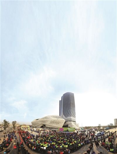 2014年12月21日南京首届职工半程马拉松现场人头攒动。