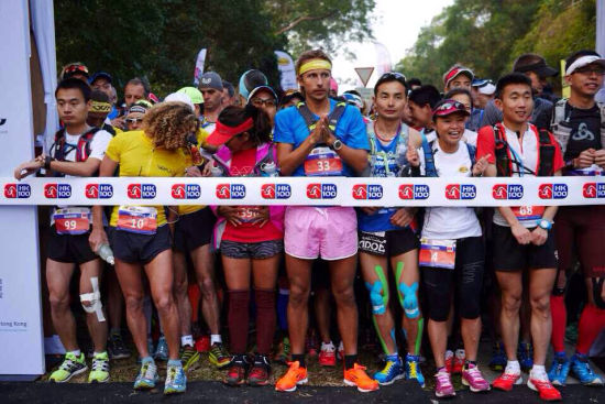 起跑线上选手等待出发。